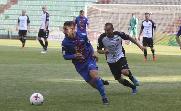 Kike Márquez, con el Extremadura, en el último derbo ante el Mérida./J.M. ROMERO