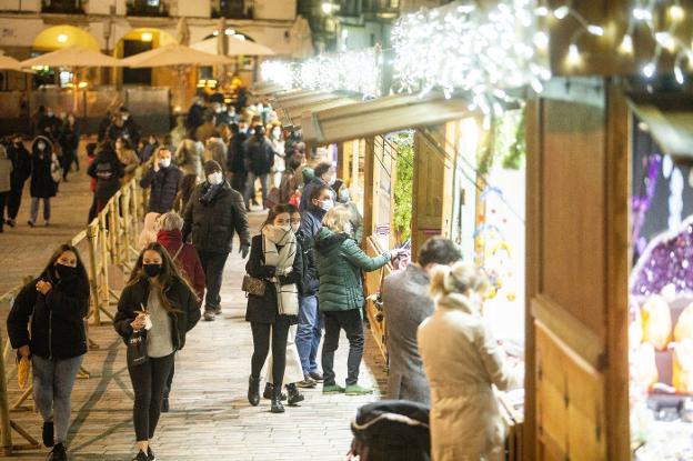 Mercado navideño inaugurado en la Plaza Mayor de Cáceres el pasado viernes. / JORGE REY