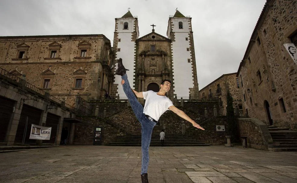 El cacereño Francisco García Sánchez baila en la plaza de San Jorge, en su ciudad natal./JORGE REY
