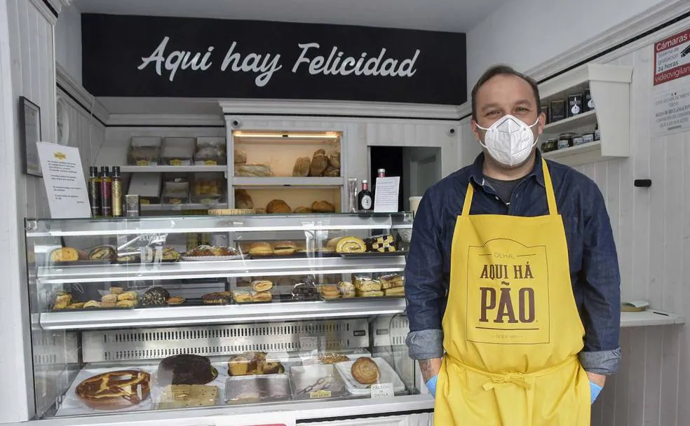 Norberto Mataloto vende pan y pasteles alentejanos en Badajoz./Casimiro Moreno