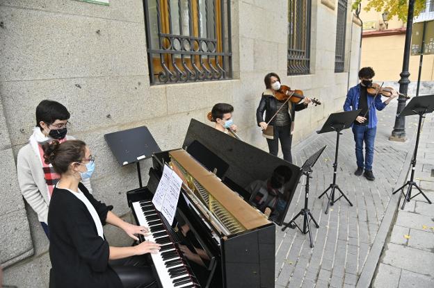 Alumnos del Conservatorio Superior de Badajoz dando una clase en la calle. /HOY