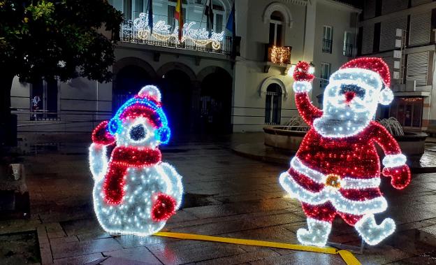 Papá Noel luminoso en la plaza de España. / MAM