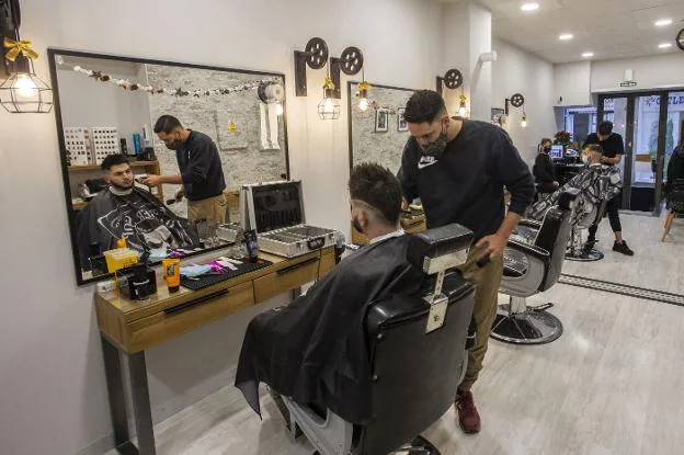 Alpha Barber tuvo que esperar dos meses hasta que pudo abrir la barbería de la calle San Pedro. / J. REY