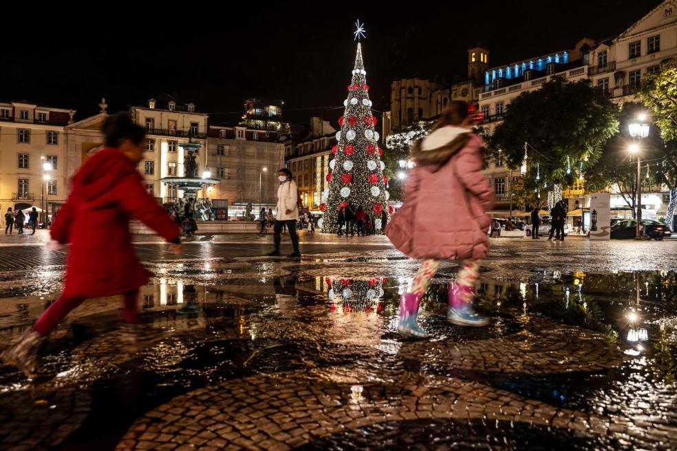 La céntrica plaza del Rossio de Lisboa con la iluminación navideña de este 2020. / EFE