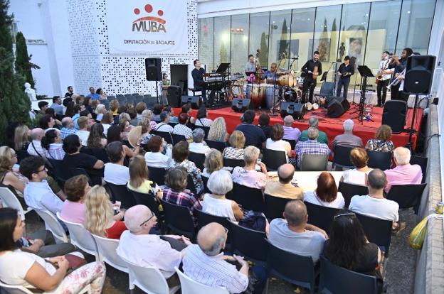 Actuación del grupo de jazz Pacombo Latino en el patio del museo, durante el ciclo de conciertos de 2019. / Hoy