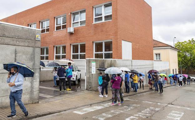 Colas en el centro de salud de La Data para hacerse la prueba PCR, el pasado septiembre./Andy solé