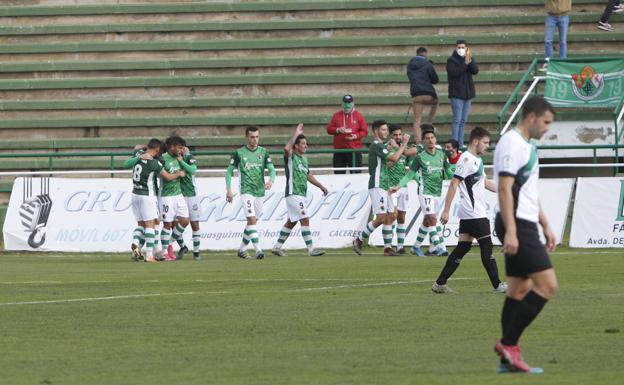 Los jugadores verdes celebran un gol en la primera vuelta./A. Méndez