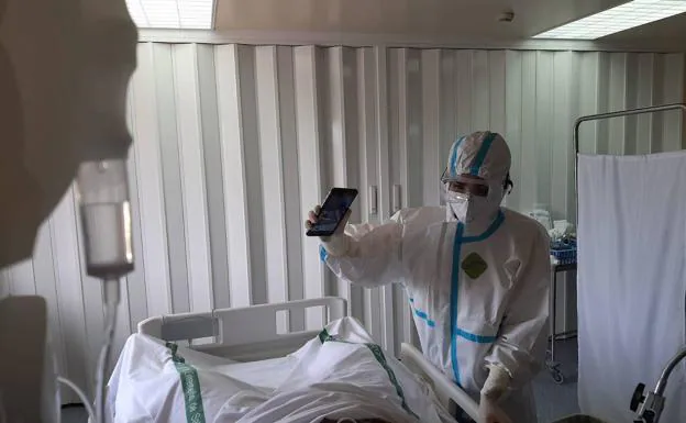 Una médica realiza una videollamada con un paciente durante la primera ola de la pandemia./
