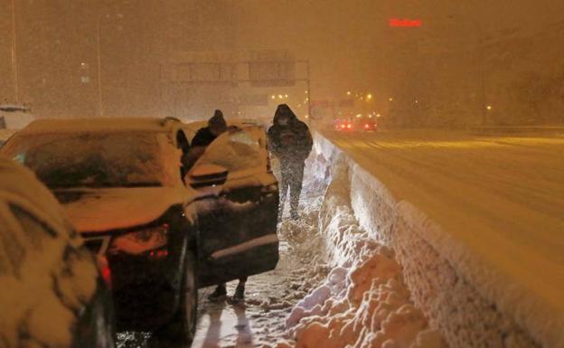 Conductores atrapados por la nieve en la M40 de Madrid./REUTERS