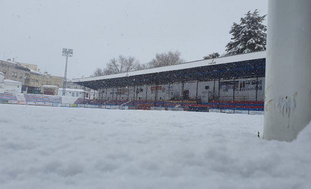 Un manto de nieve cubría el terreno de juego del conjunto manchego. / CP VILLARROBLEDO