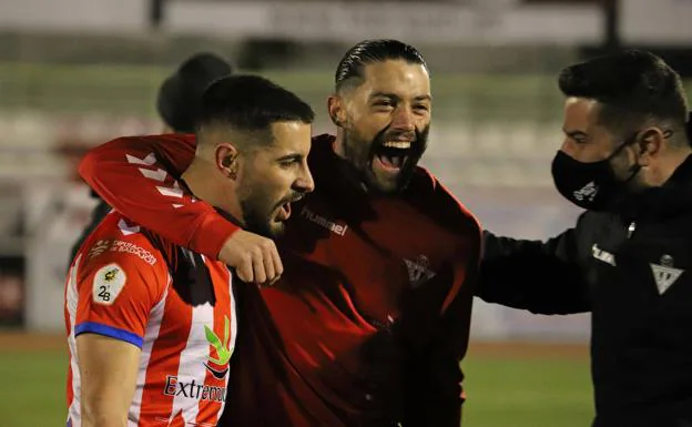 David Agudo, que asistió en dos de los goles, celebra el triunfo con Manu Ramírez. /E. DOMEQUE