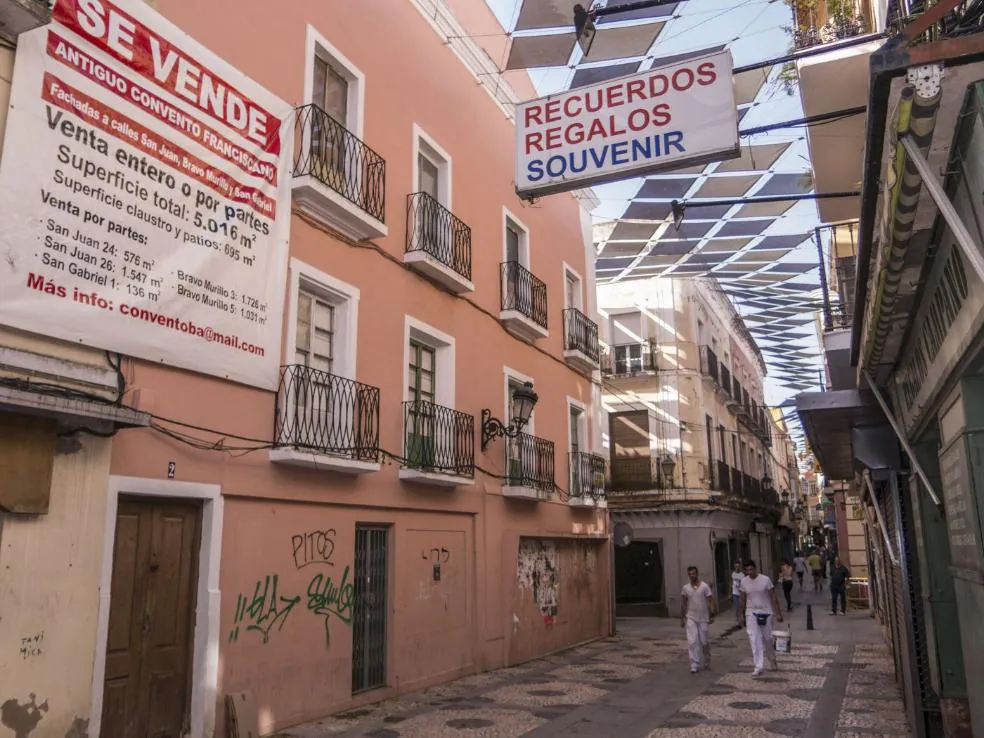 p Edificio en la calle San Juan, con la lona colgada anunciando la venta desde 2017. /