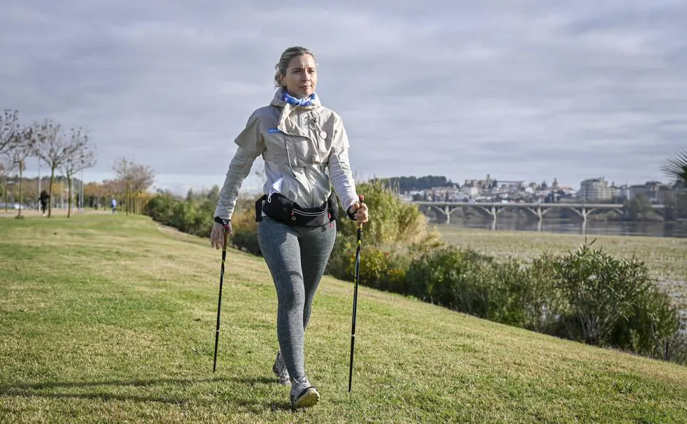 Soledad Rodríguez practicando marcha nórdica en el parque del río. /J.V. ARNELAS