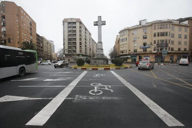 El plan del Ayuntamiento de Cáceres es trasladar algun día la Cruz de los Caídos de la plaza de América al cementerio municipal. / ARMANDO MÉNDEZ
