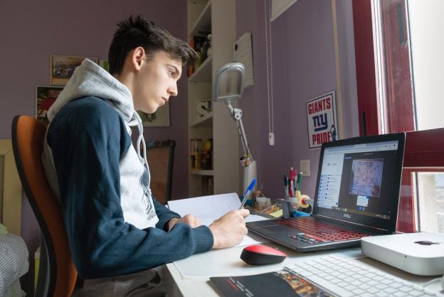 Un alumno sigue las clases online desde su casa. / HOY