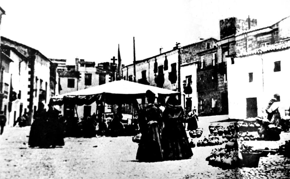 Fotografía de 1880 de la plaza de San Juan con el crucero./Archivo Juan Ramón Marchena