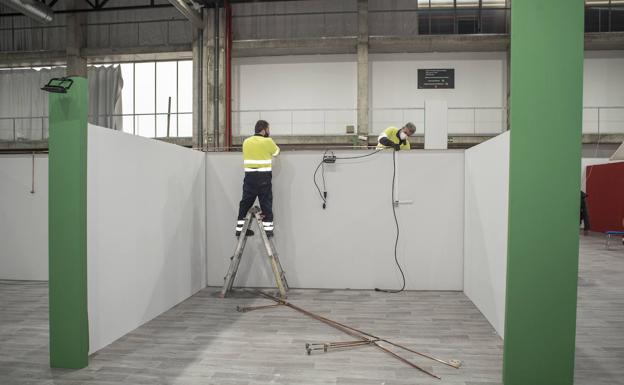 Los operadores colocan el tubo que traerá oxígeno a las fosas.