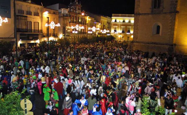 Imagen de archivo de una noche de Carnaval, en la Plaza de España de Badajoz. /hoy