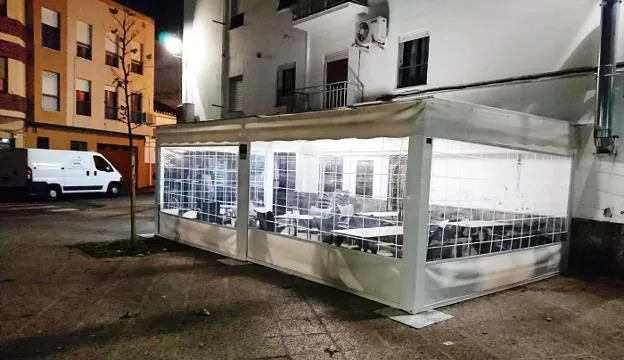 Popular terraza con velador en la plaza de los Colorines. / MAM