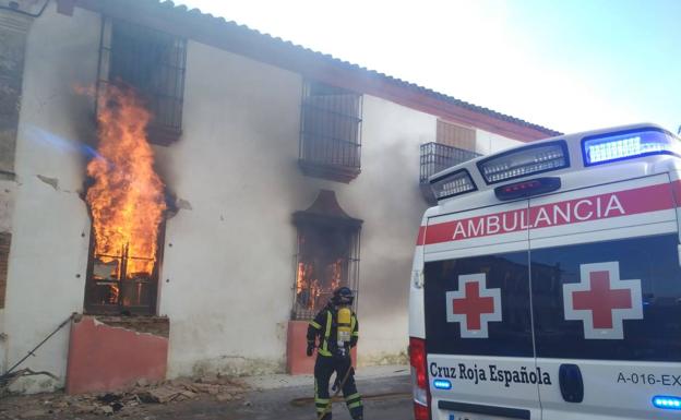 Un fallecido y dos mujeres heridas en un incendio en una casa en Oliva de Mérida