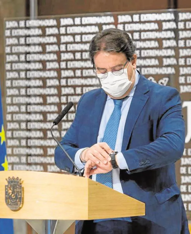 Vergeles mira el reloj durante una rueda de prensa./ HOY