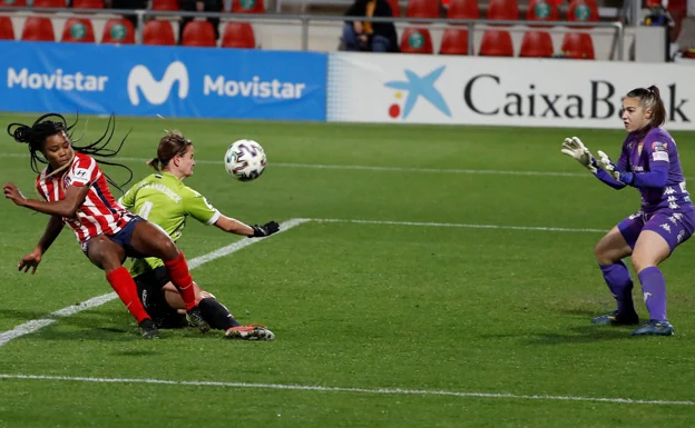 Yolanda Aguirre en una acción del choque ante el Atlético. /Efe