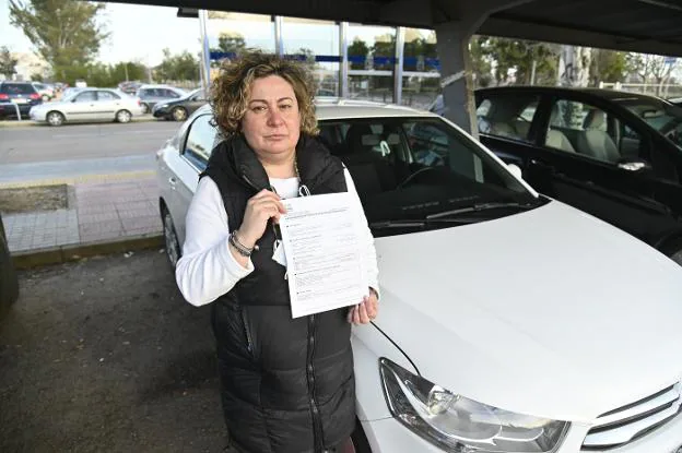 Rosi Cuevas junto al coche que le embargó Hacienda para obligarle a pagar la multa. / J. V. ARNELAS