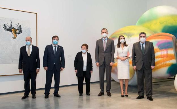 Los reyes visitaron el museo, diseñado por el arquitecto Emilio Tuñón, acompañados de Helga de Alvear.