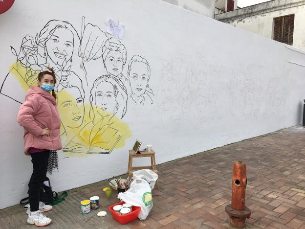María Barrios comenzó ayer el mural en la pared del antiguo Correos. / G. C.