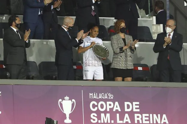 Jade posa con el trofeo de subcampeona de la Copa de la Reina. / HOY