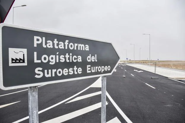 Señal de acceso a la plataforma logística del Suroeste Europeo. / HOY