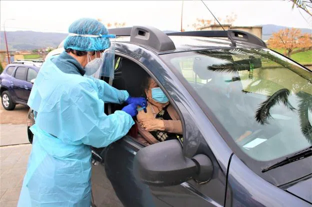 Una terraza de Herrera Una de las personas mayores vacunadas sin bajarse del coche por sanitarios del centro de salud. / J.C. J.C.