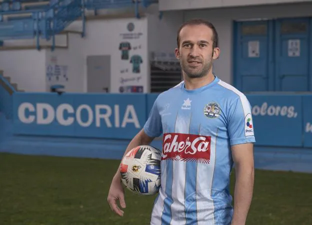 Chema Martín, con la camiseta del Coria. / KARPINT