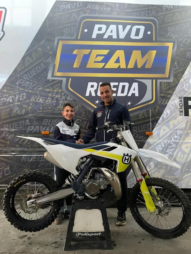 Samuel Tapia junto a su entrenador, Javier Pavo. / HOY