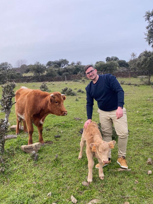 El joven ganadero con dos de sus animales. / HOY