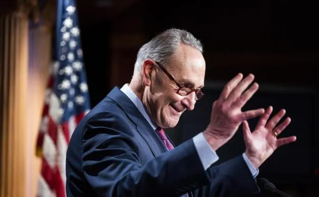 El líder demócrata del Senado, Chuck Schumer, celebra la aprobación del plan de estímulo./efe