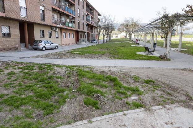 Zona verde deteriorada en la que actuará el Ayuntamiento. / A. SOLÉ