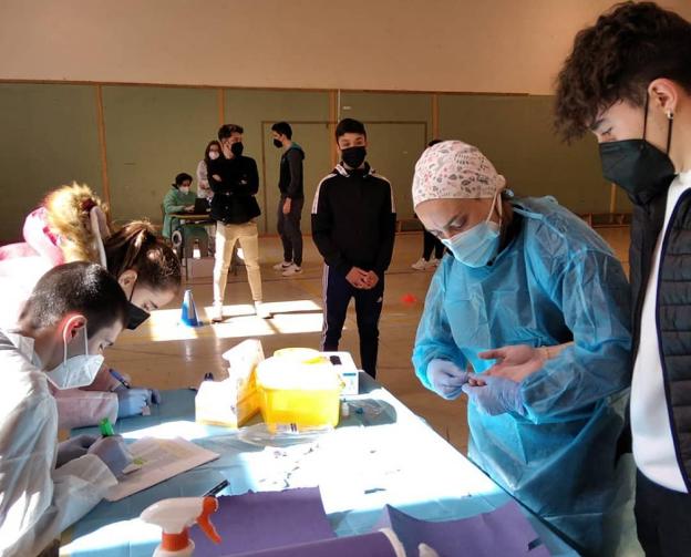 Alumnos y sanitarios durante la realización de las PCR. / I.J.