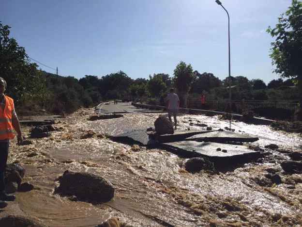 La rotura liberó el equivalente a unas 24 piscinas olímpicas y el agua rompió el asfalto de la EX-203 . / HOY