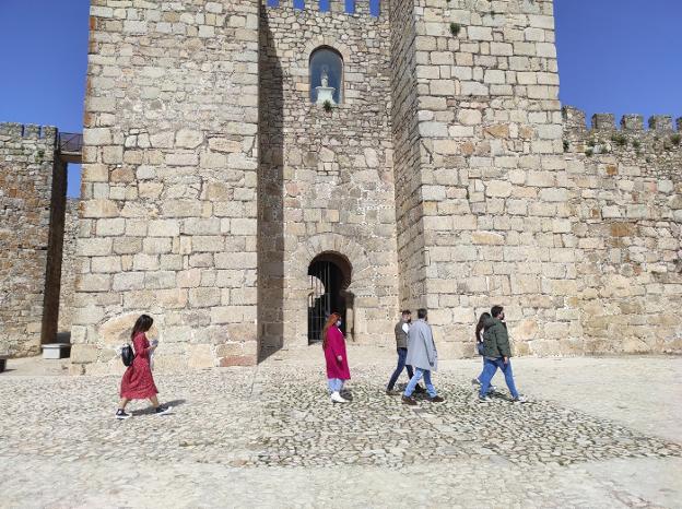Visitantes en la zona de la alcazaba trujillana. / JSP