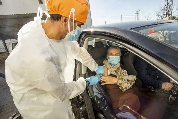 Una anciana se vacuna en el centro de salud de Valdefuentes . / J. REY