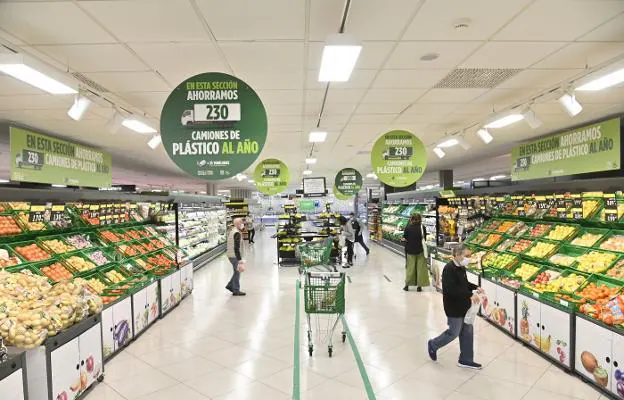 Imagen de clientes comprando en Mercadona./HOY