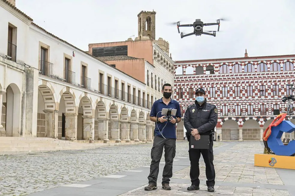 José Fernández, de Air Drone Badajoz, y Raúl Crego durante el control de drones realizado en Badajoz./ J. V. ARNELAS