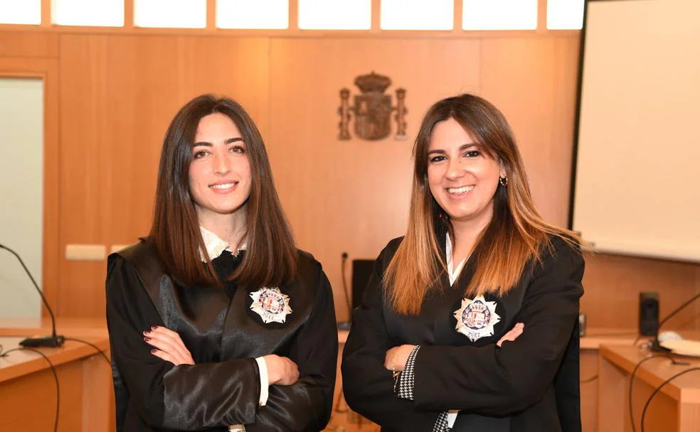 Marisa Grande (izquierda) y Clara Arroyo, en una sala de vistas de los juzgados de Plasencia. /Palma