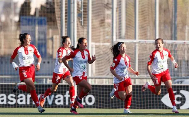 María Neira (derecha) celebra con sus compañeras su primer tanto en Primera Iberdrola. /Laliga