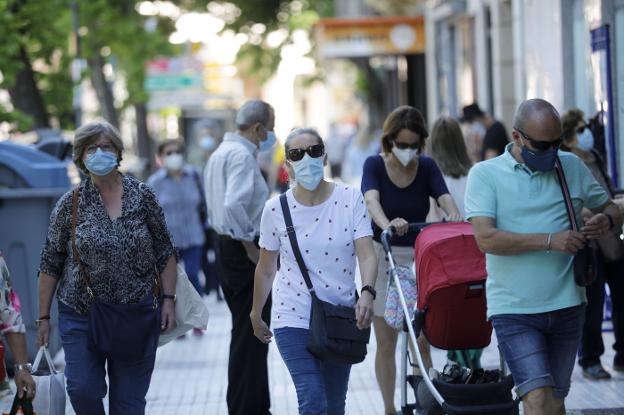 María Ángeles Gonzalo, alergóloga, recomienda usar la mascarilla que más se ajuste a la cara. / HOY