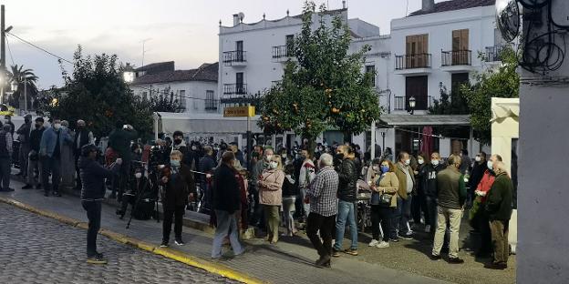 Concentración de vecinos el pasado jueves en Alburquerque. / HOY