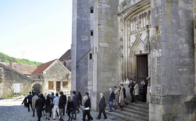 Feligreses salen de un oficio en el municipio francés de Noyers-sur-Serein.