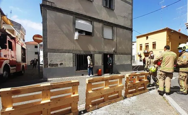 Bomberos junto a la vivienda siniestrada./MAM