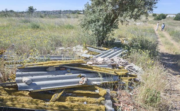 Un tejado de amianto abandonado en un solar entre La Banasta y Las Vaguadas./HOY